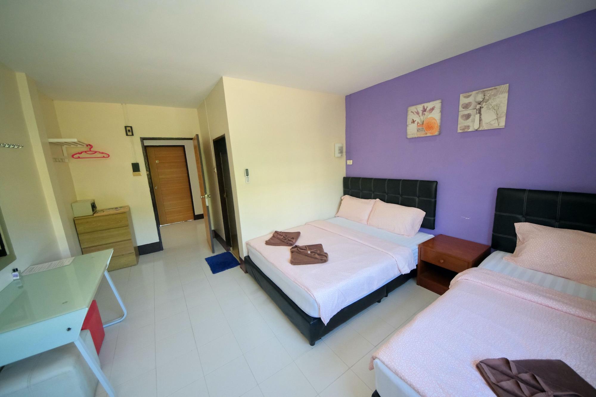 Pineapple Guesthouse Karon Екстериор снимка