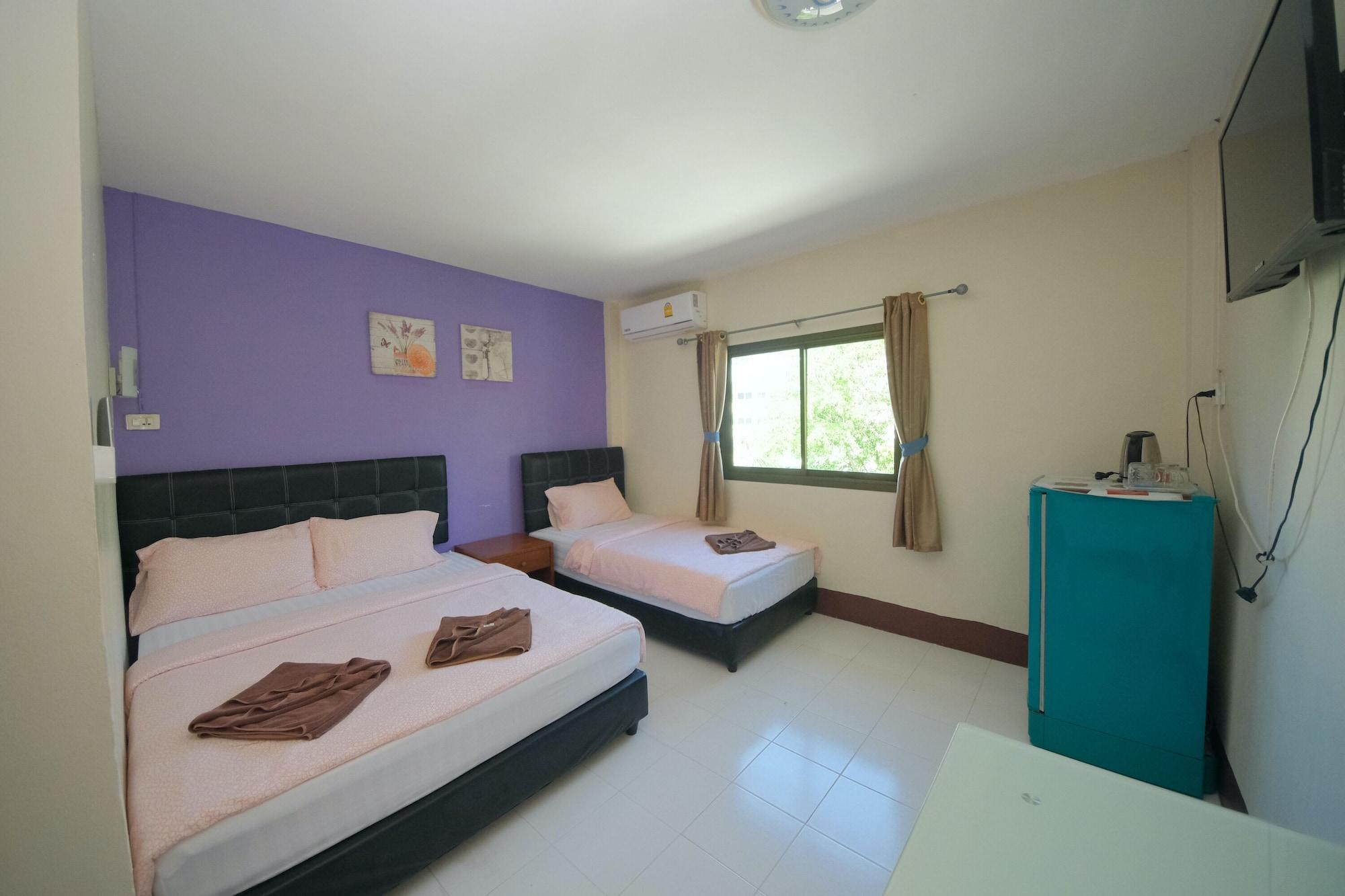Pineapple Guesthouse Karon Екстериор снимка
