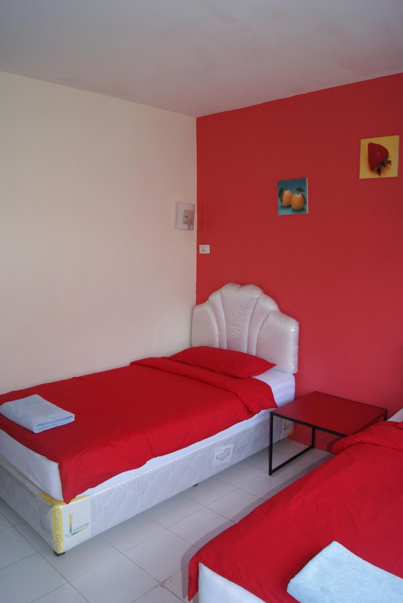 Pineapple Guesthouse Karon Екстериор снимка