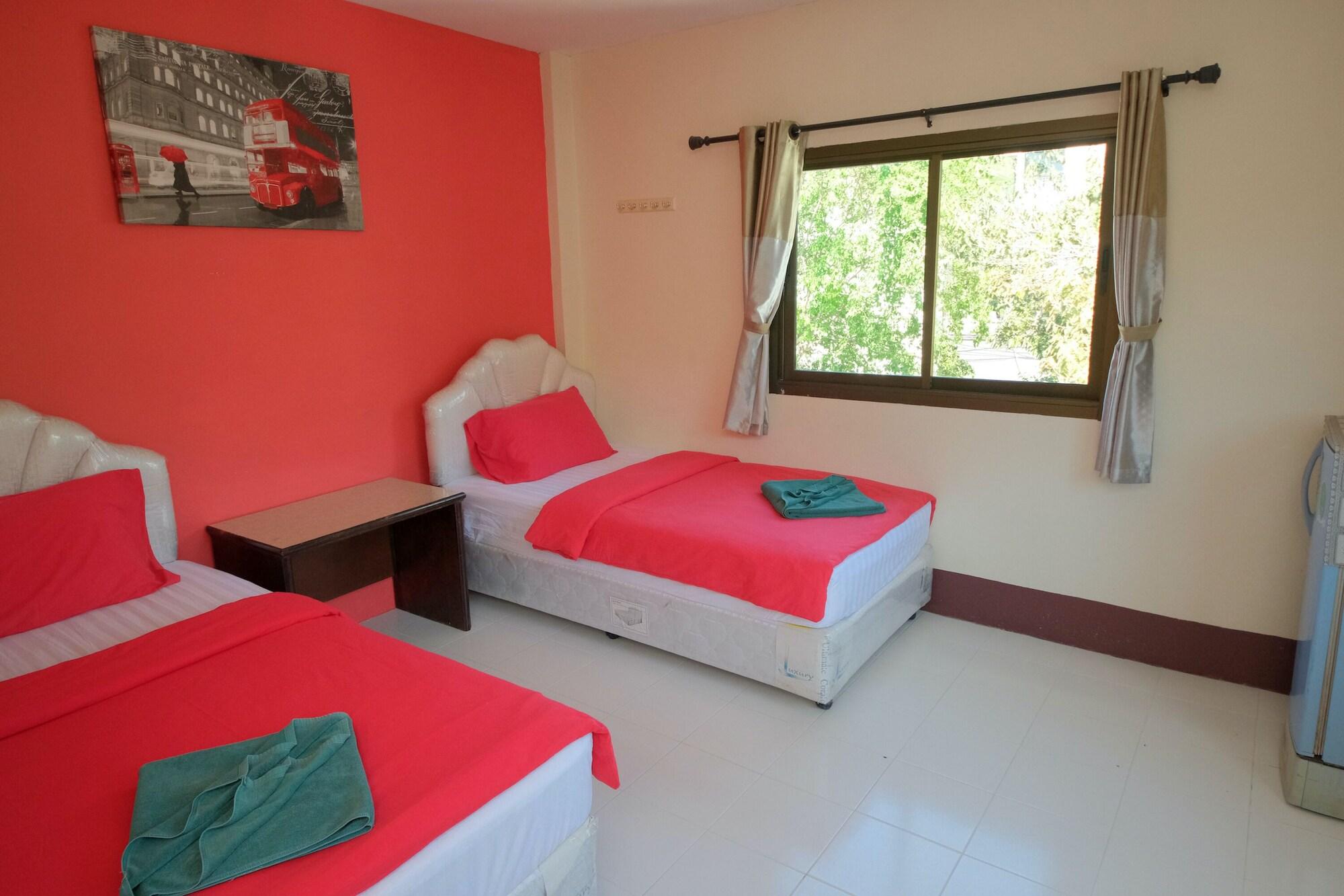 Pineapple Guesthouse Karon Екстериор снимка