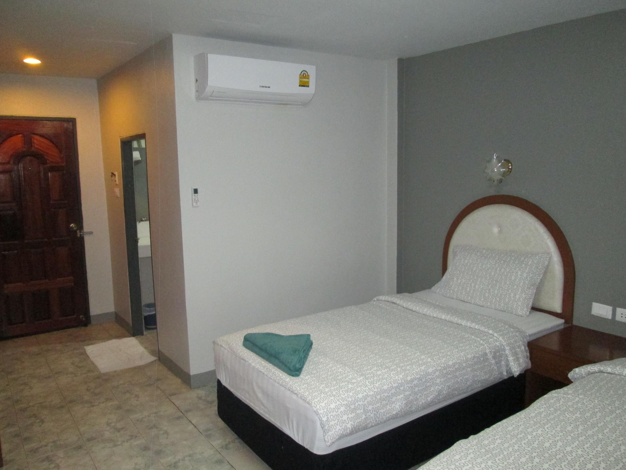 Pineapple Guesthouse Karon Екстериор снимка