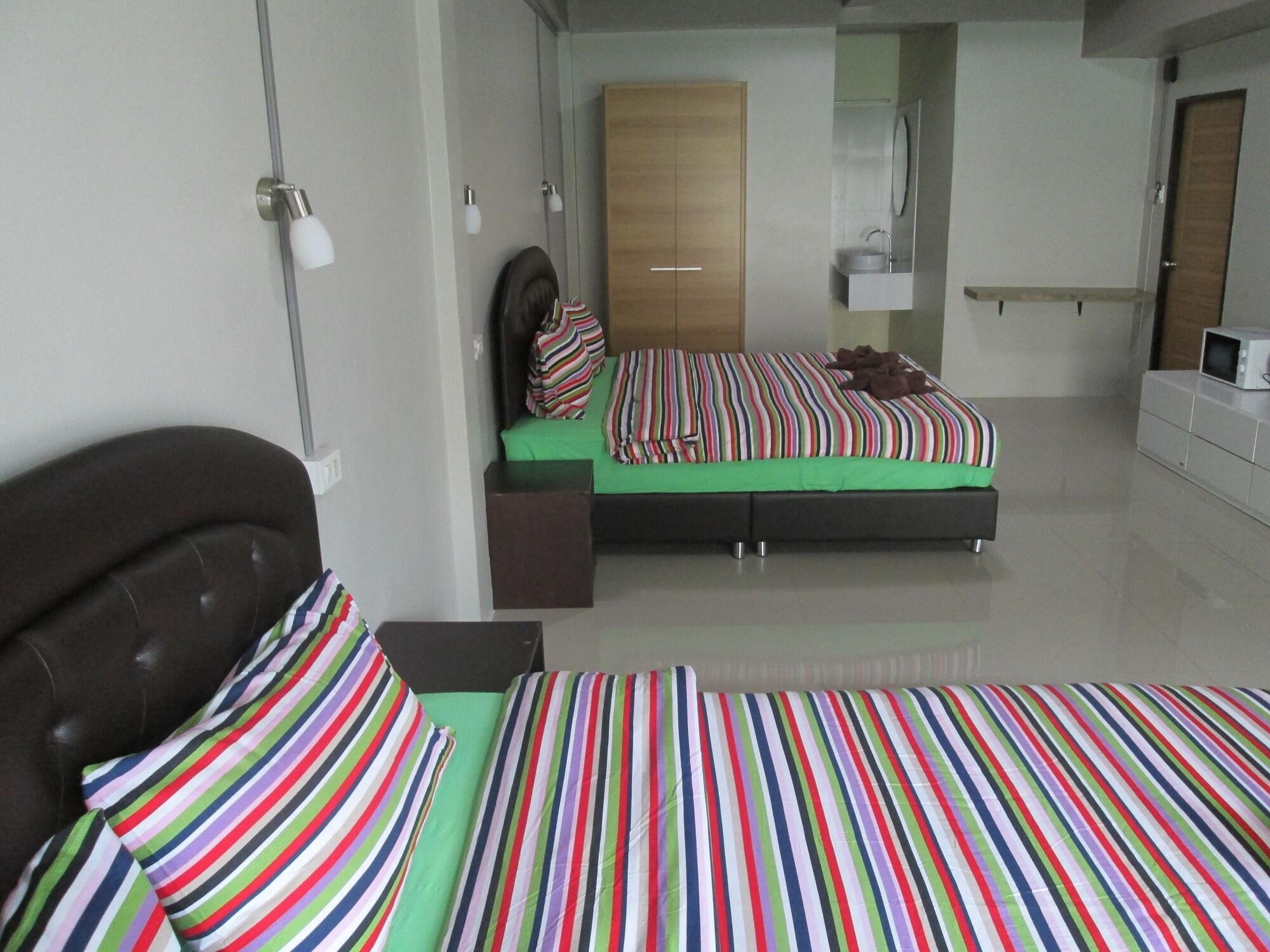 Pineapple Guesthouse Karon Екстериор снимка