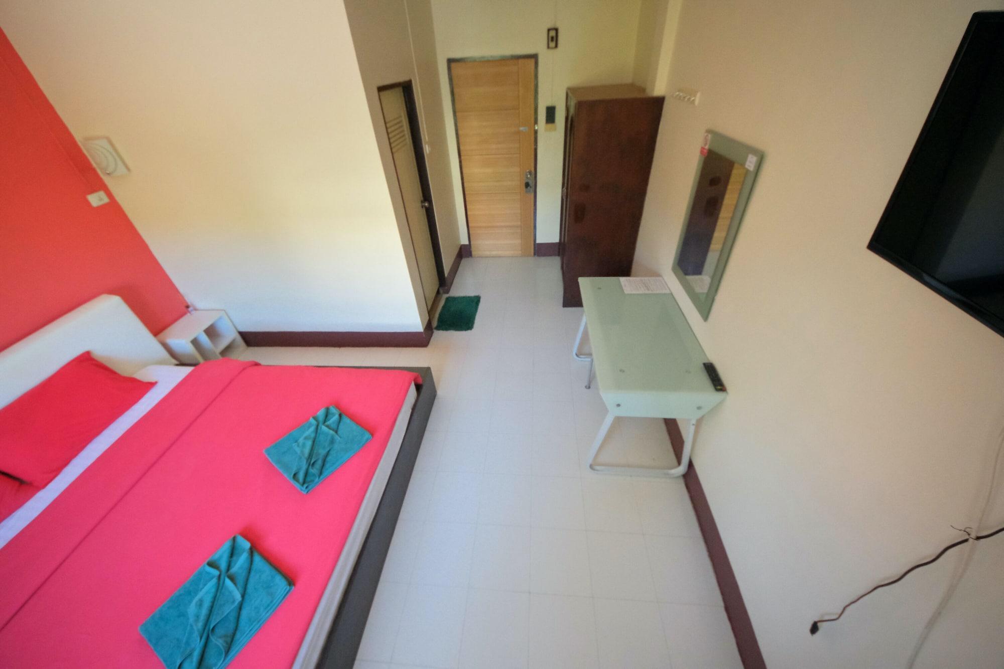 Pineapple Guesthouse Karon Екстериор снимка