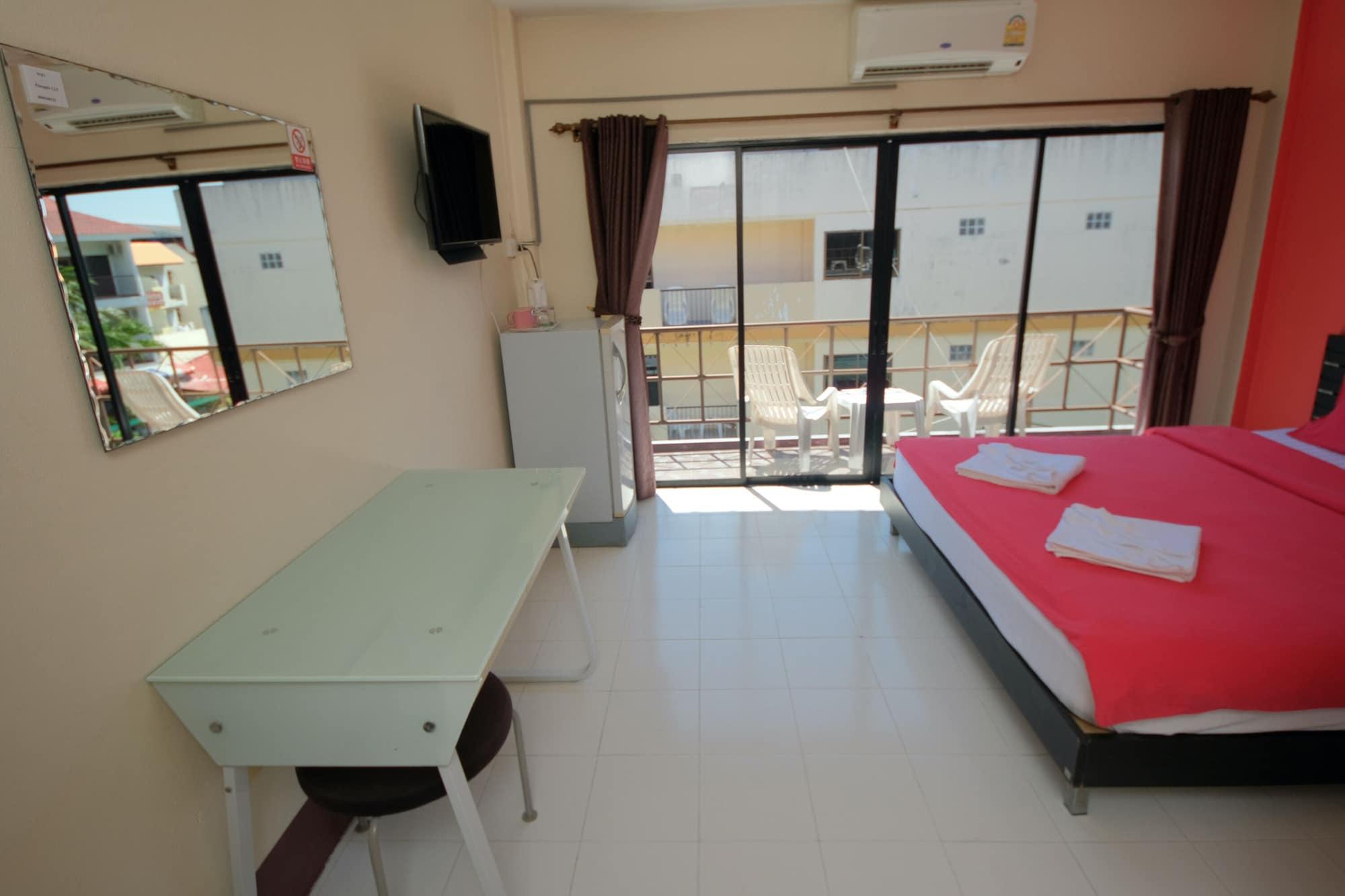 Pineapple Guesthouse Karon Екстериор снимка