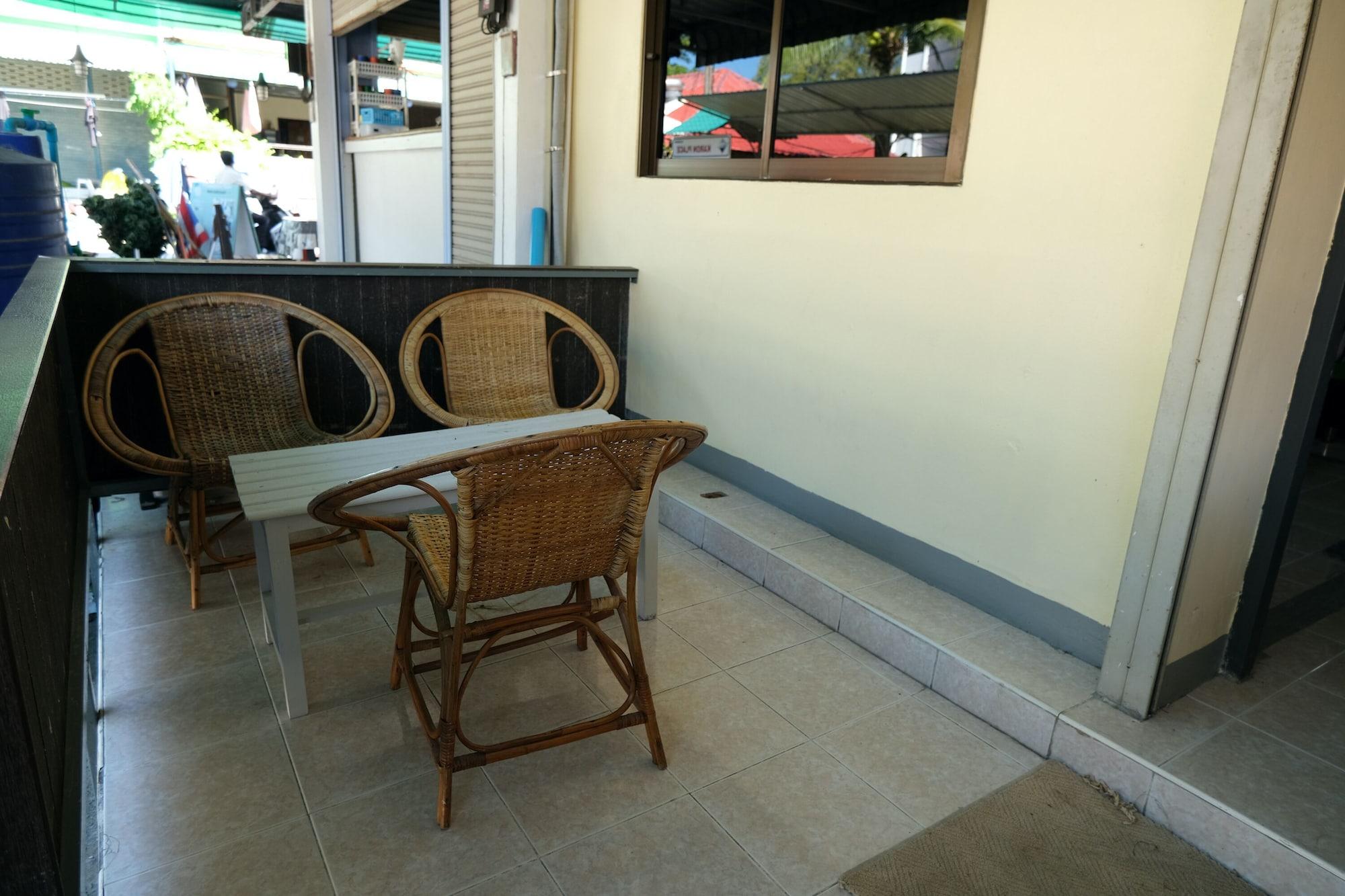 Pineapple Guesthouse Karon Екстериор снимка