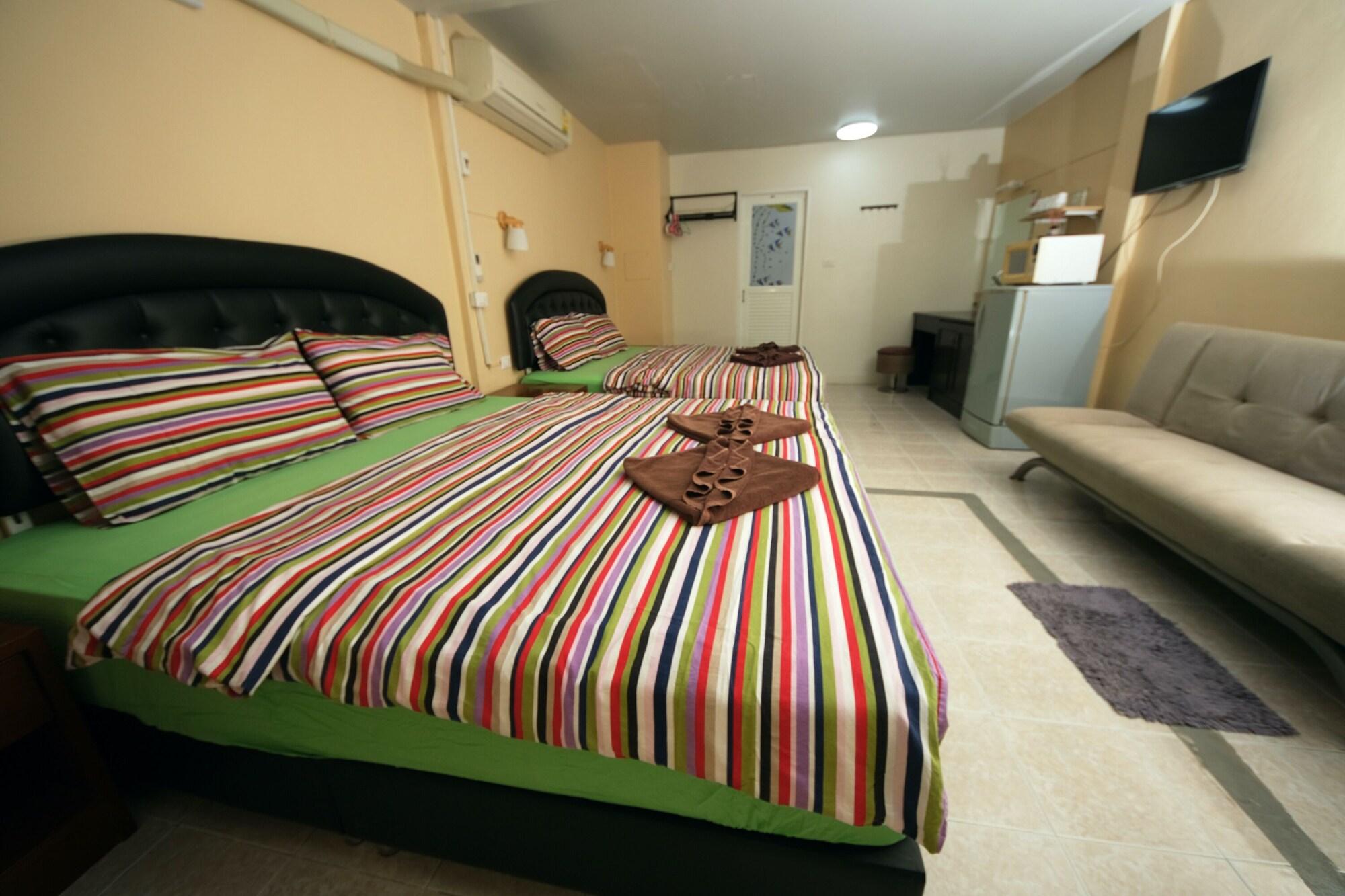 Pineapple Guesthouse Karon Екстериор снимка