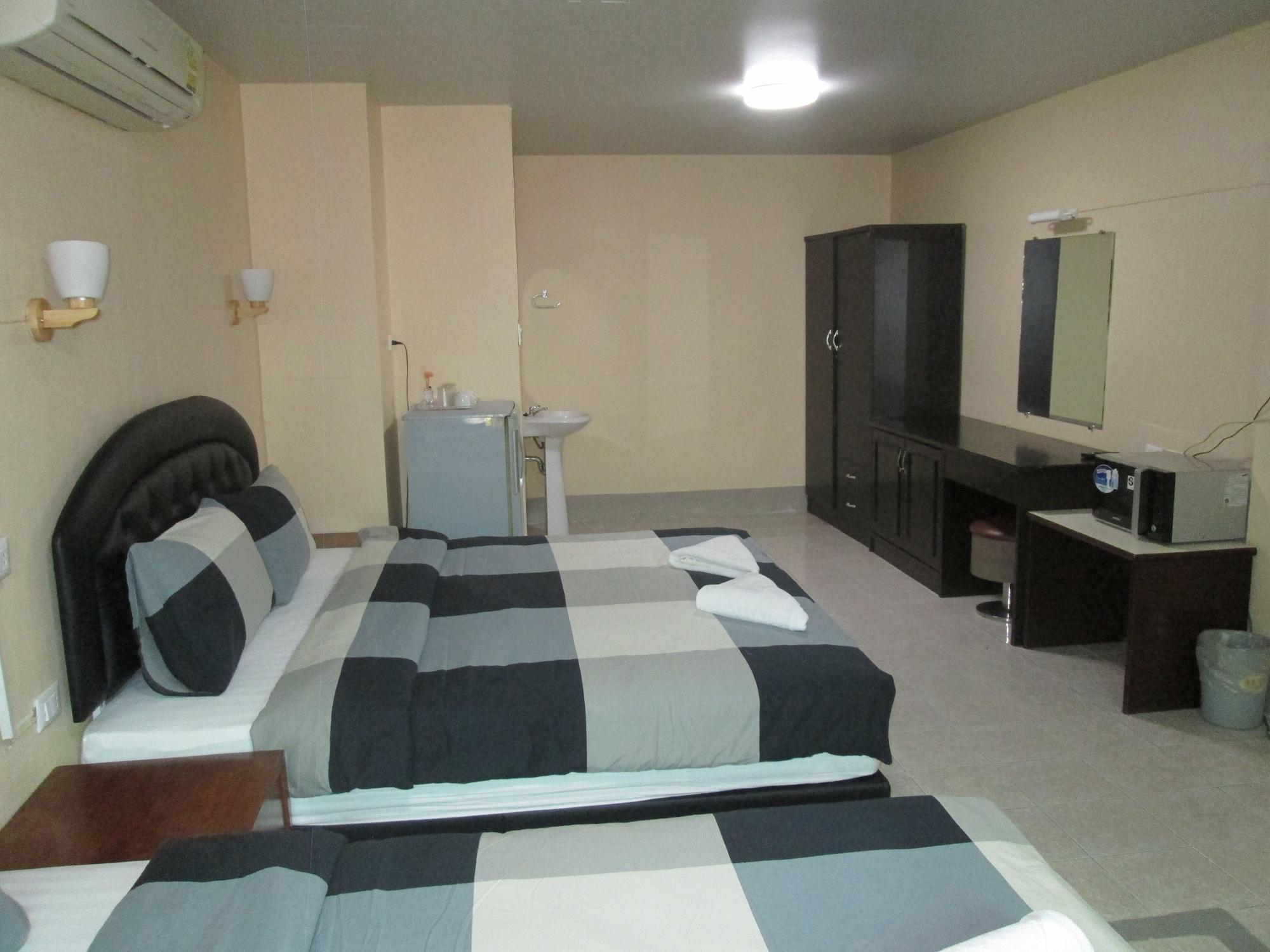 Pineapple Guesthouse Karon Екстериор снимка