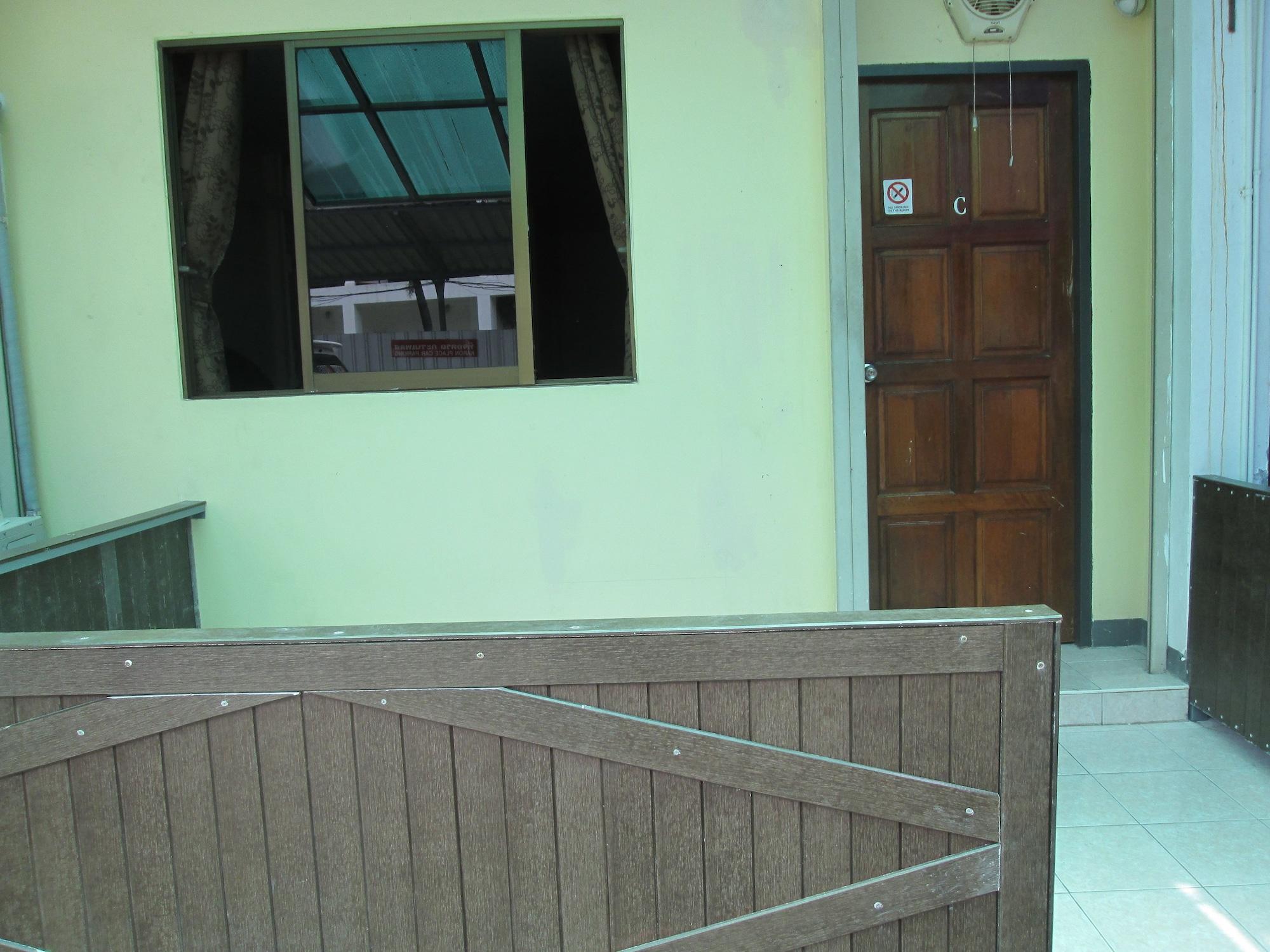 Pineapple Guesthouse Karon Екстериор снимка