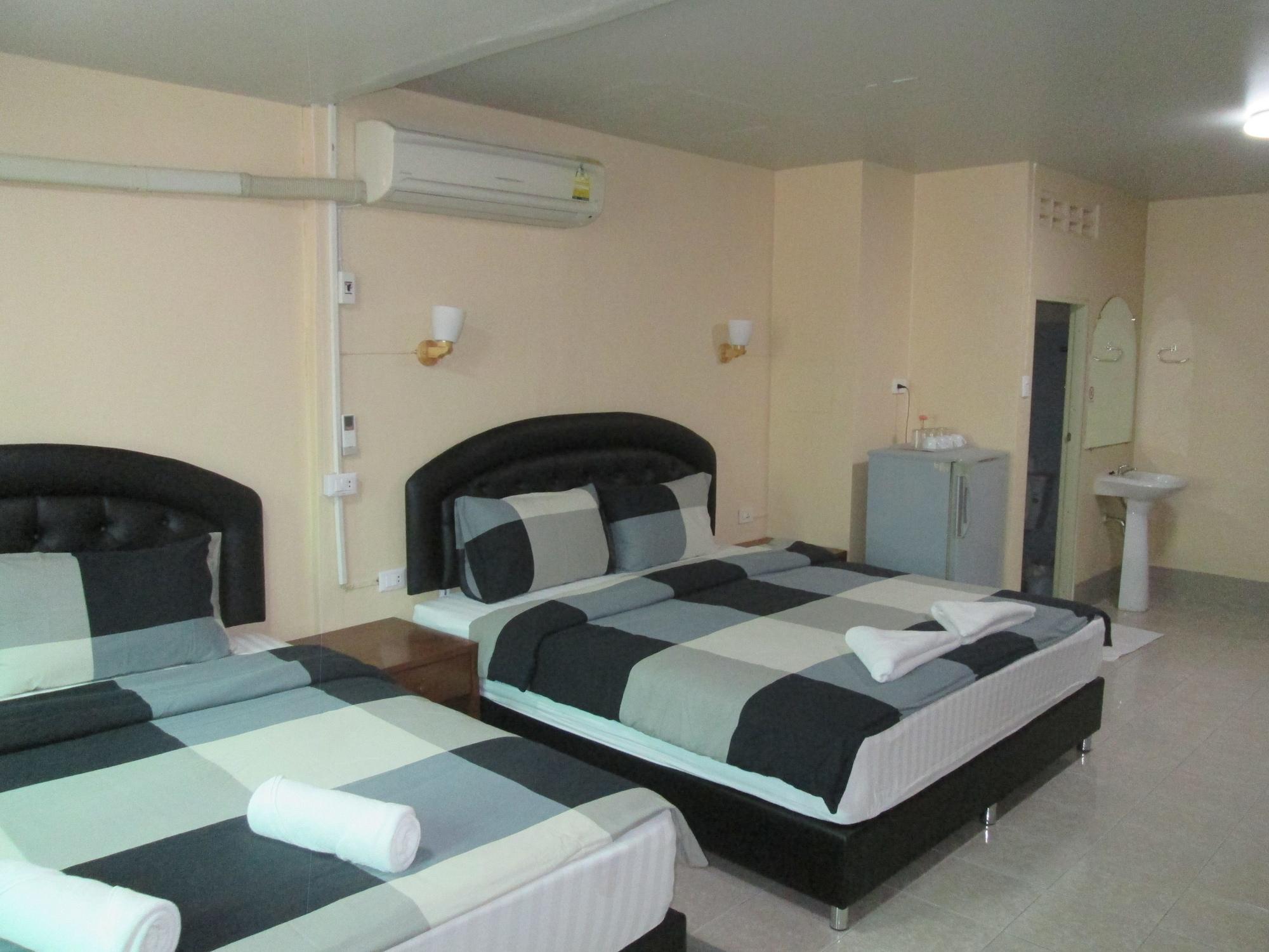 Pineapple Guesthouse Karon Екстериор снимка
