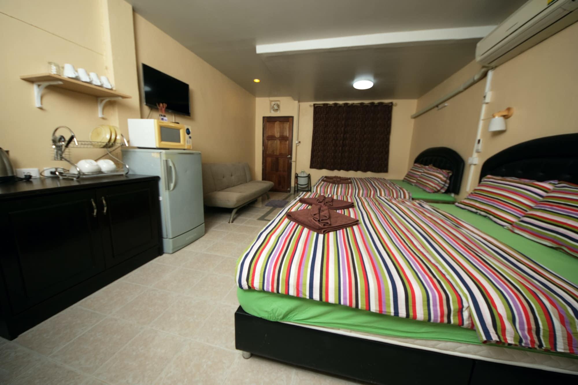 Pineapple Guesthouse Karon Екстериор снимка