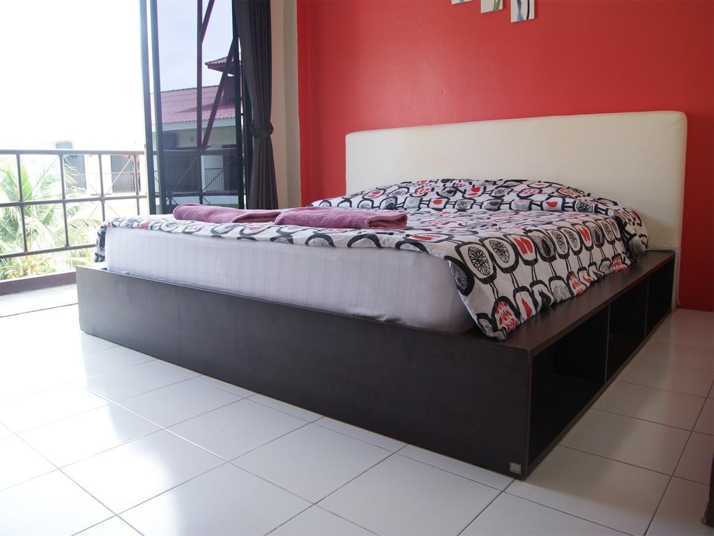 Pineapple Guesthouse Karon Стая снимка