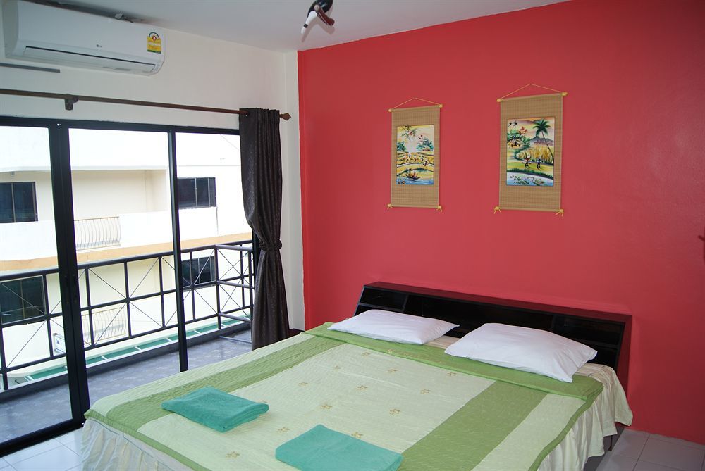 Pineapple Guesthouse Karon Екстериор снимка