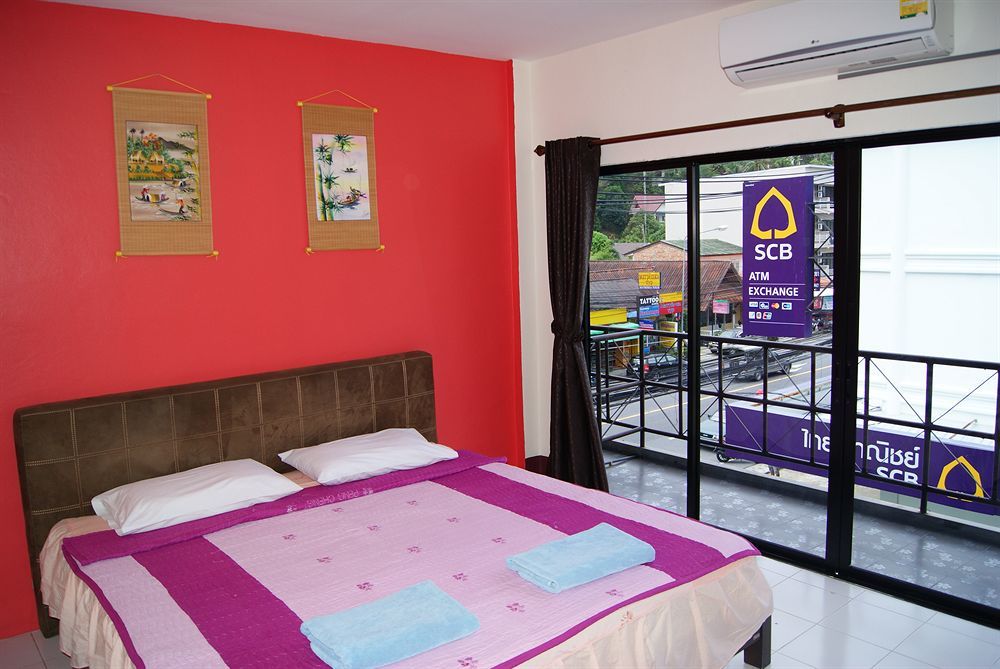 Pineapple Guesthouse Karon Екстериор снимка