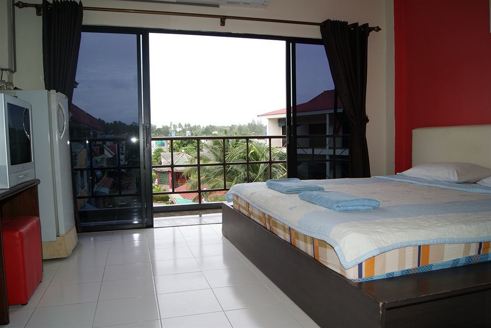 Pineapple Guesthouse Karon Екстериор снимка