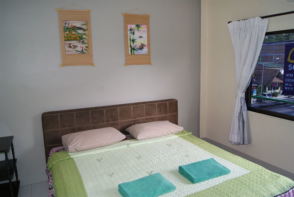 Pineapple Guesthouse Karon Екстериор снимка