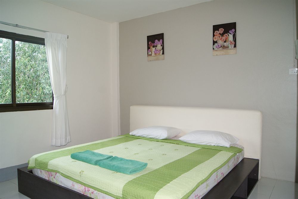 Pineapple Guesthouse Karon Екстериор снимка